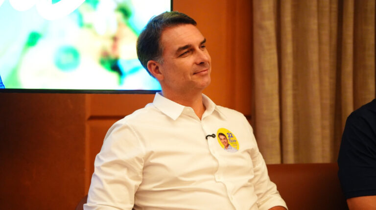 ‘Acham que vão calar minha voz’, diz Flávio após propaganda eleitoral ser exibida sem áudio