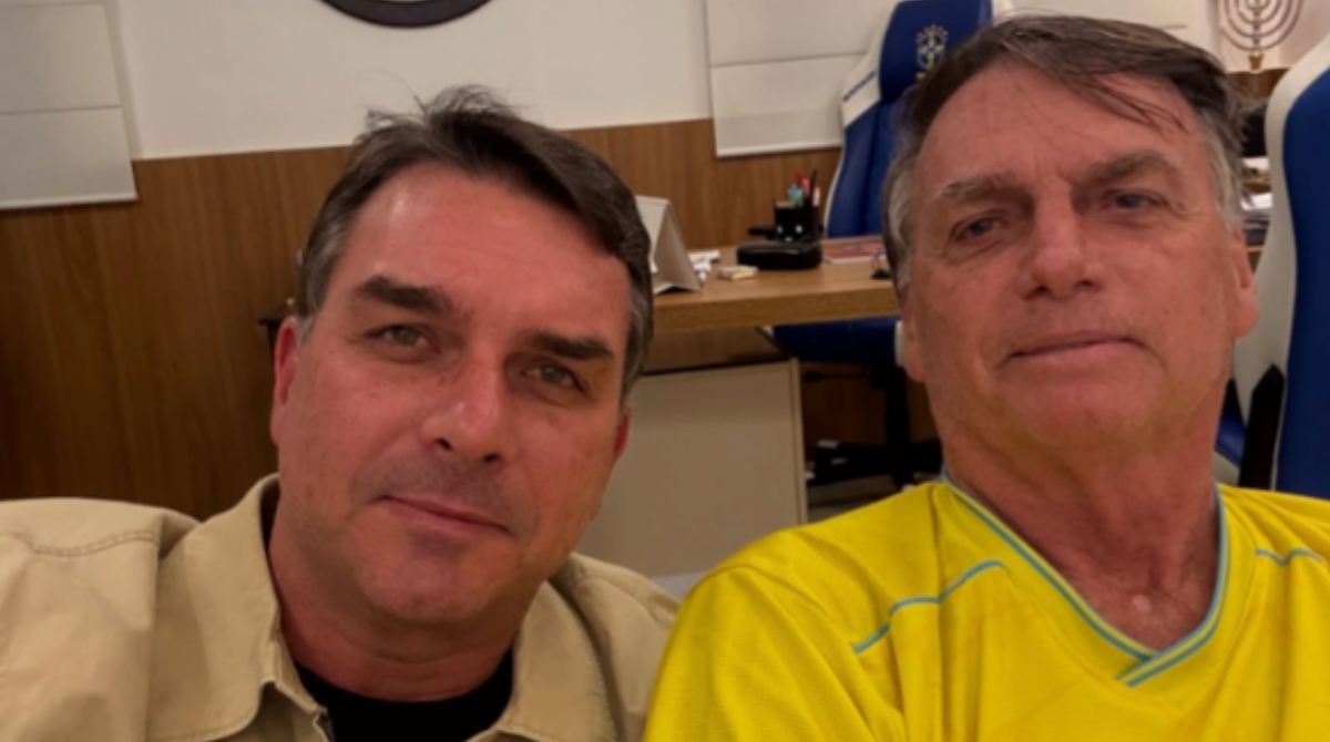 Flávio Bolsonaro visita o pai, Jair Bolsonaro, em Brasília após fim de restrição do STF. (Foto: Reprodução/Instagram/Flávio Bolsonaro)