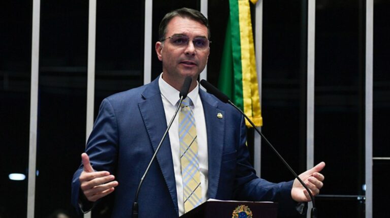 Flávio Bolsonaro muda posição e diz que votará pelo fim da escala 6×1