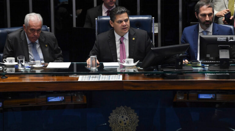 Alcolumbre diz que Senado tem apoio para acelerar votação da PEC do fim da escala 6×1