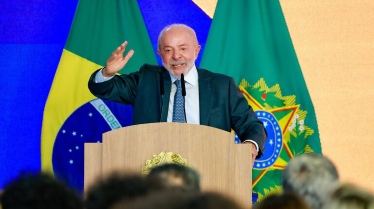 Lula propõe Pé-de-Meia Universitário de R$ 700 por mês para novo mandato
