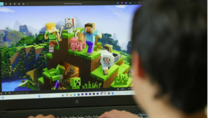 Uma criança jogando o jogo Minecraft.