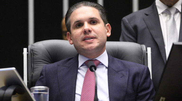 Em recado ao PL, Centrão mantém bloco de 245 deputados e apoia reeleição de Hugo Motta