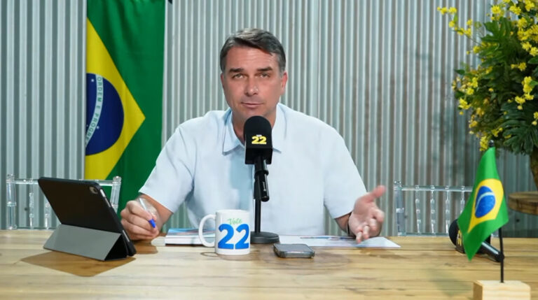 ‘Daqui a 10 dias, o Brasil vai decretar o fim da era Lula’, diz Flávio Bolsonaro