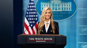 Nova secretária de imprensa de Trump, Katie Zacharia, é demitida após 5 dias no cargo e polêmica sobre exame da ordem nos EUA. (Foto: Reprodução/WhiteHouse)