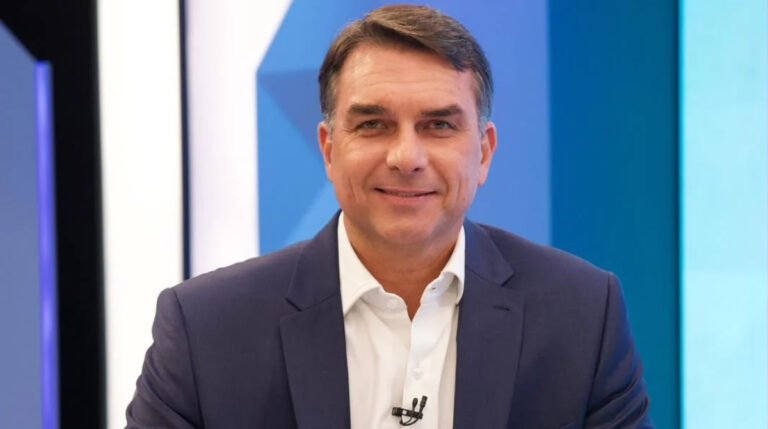 Flávio Bolsonaro nega irregularidade em financiamento de filme sobre o pai e cita Vorcaro