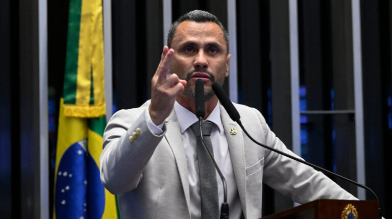 ‘Meu apoio é Flávio Bolsonaro’, diz Cleitinho após recado de Lula em Minas