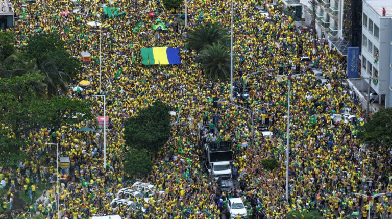 ‘Vou governar até para quem fez o L’, diz Flávio Bolsonaro durante ato com Nikolas e Tarcísio