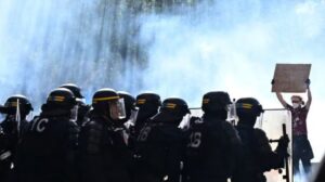 Os protestos na França reuniram 550 mil pessoas contra o custo de vida, deixaram 400 presos e se alastraram pela Europa. (Foto: AP Photo/Emma Da Silva)