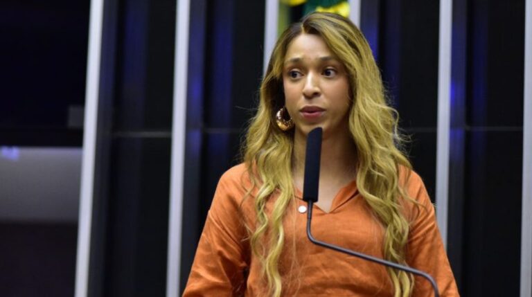 Deputada Erika Hilton recolhe assinaturas para instalar CPI das big techs nas eleições