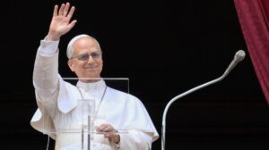 O Papa Leão XIV fez sua primeira aparição pública no Vaticano após cirurgia, celebrou com fiéis e manteve viagem à América do Sul. (Foto: Vatican News)