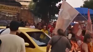 Vídeo mostra quando motorista atropela manifestantes em ato de apoio a Lula. (Foto: Reprodução/Redes sociais)