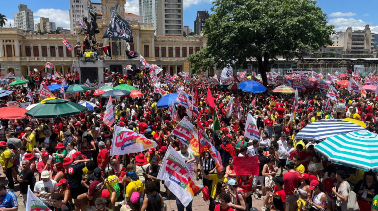 Apoiadores de Lula se reúnem na Praça da Estação, em BH, em ato de campanha para o segundo turno