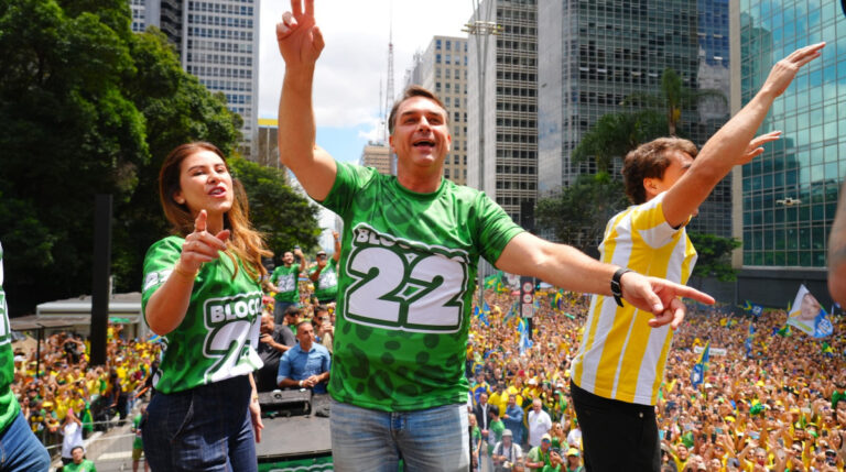 ‘Jair Bolsonaro vai colocar a faixa presidencial no filho dele’, diz Flávio em ato na Paulista
