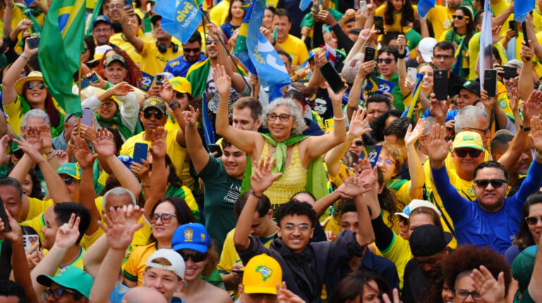 Ato de Flávio Bolsonaro na Avenida Paulista reuniu 71,9 mil pessoas, aponta USP