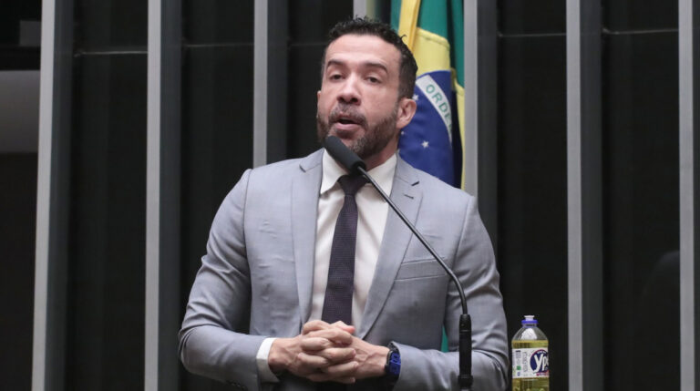 André Janones segue estável na UTI após arritmia cardíaca; alta pode ocorrer em 48 horas