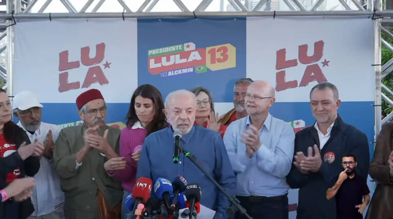 Lula anuncia abertura de sigilos e desafia Flávio Bolsonaro a fazer o mesmo