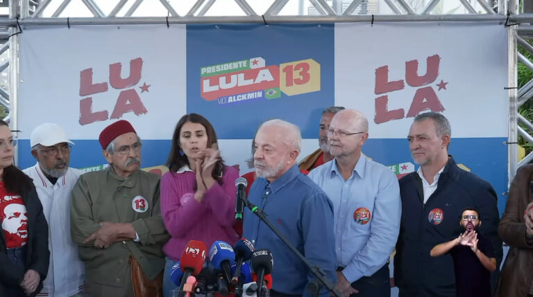 Lula anuncia Pix de R$ 5 mil para endividados e defende transporte gratuito