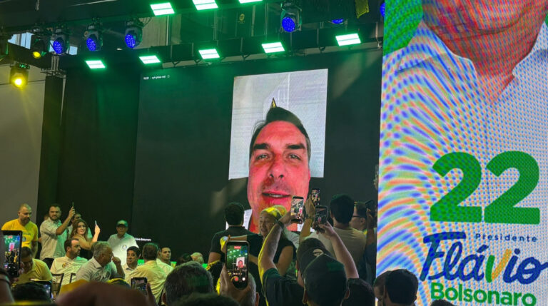 ‘Parabéns por não ficar quietinho’, diz Flávio Bolsonaro a Cleitinho após fala de Lula