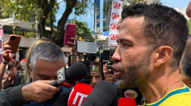 Janones recebe alta após arritmia e anuncia retorno à campanha de Lula: ‘Força máxima’