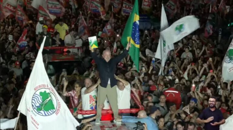 Ato em apoio a Lula reúne parlamentares, artistas e militantes em Belo Horizonte