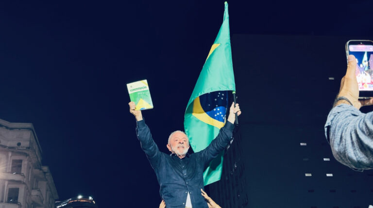 Ato em apoio a Lula reúne parlamentares, artistas e militantes em Belo Horizonte