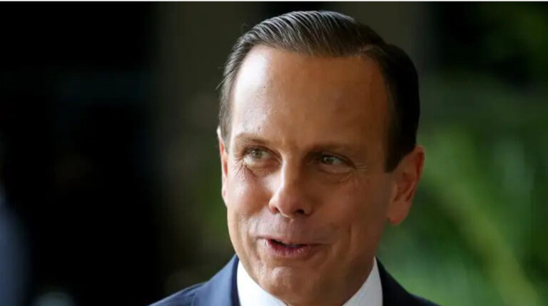 João Doria declara voto em Flávio Bolsonaro e critica governo Lula