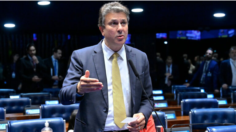 ‘Flávio Bolsonaro fugiu do desafio’, diz Camilo Santana sobre abertura de sigilos