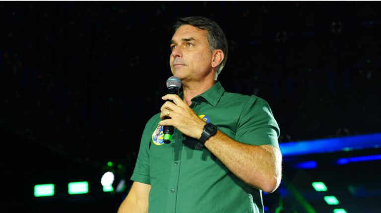 Mais de 50 bispos dizem que candidatura de Flávio Bolsonaro ameaça a democracia