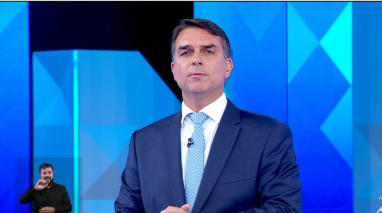 Em debate, Flávio Bolsonaro propõe ferrovia entre capitais do Nordeste e reajuste do Bolsa Família