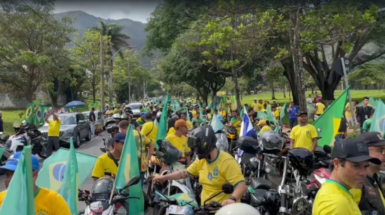 Flávio Bolsonaro reúne apoiadores em BH para motociata na véspera da eleição