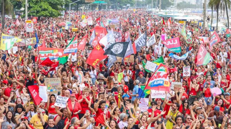 Apoiadores de Lula se reúnem em Copacabana para ato na véspera do 2º turno