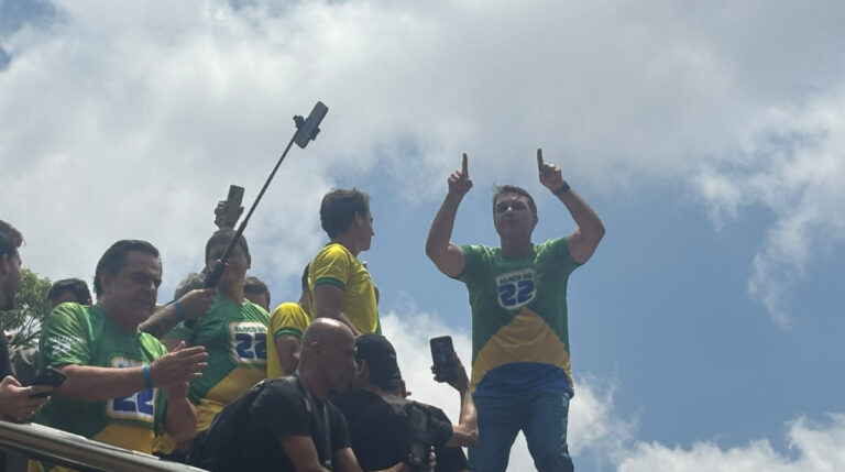 Flávio Bolsonaro reúne multidão na Praça da Liberdade em último ato de campanha em BH