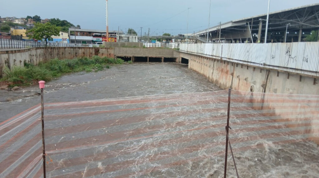 córrego do onça na avenida cristiano machado