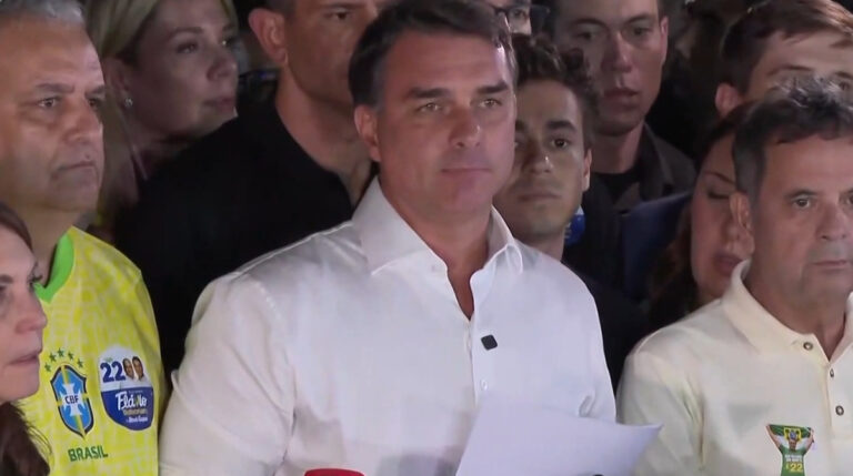 Flávio Bolsonaro diz que pedirá anulação das eleições: ‘inexplicável que tenha acontecido o que aconteceu’