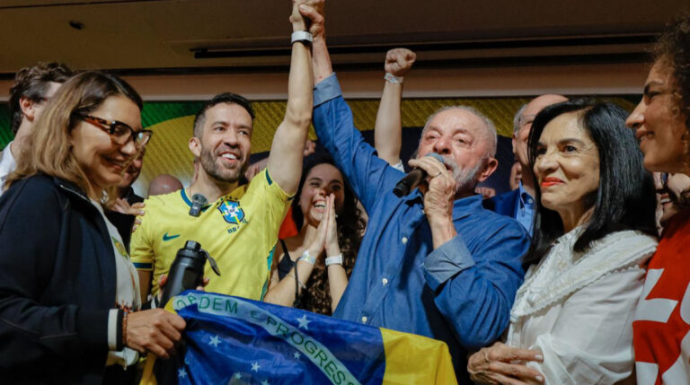 ‘Essa vitória não é minha, é de vocês’, diz Lula em discurso na Avenida Paulista