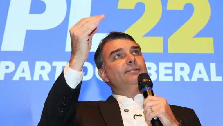 Moraes proíbe Flávio Bolsonaro de deixar o país e manda entregar passaportes