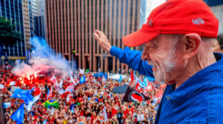 Lula completa 81 anos nesta terça-feira, dois dias após ser reeleito presidente do Brasil