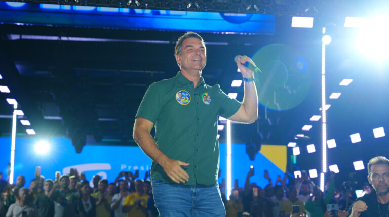 PF apura se Flávio Bolsonaro deixou o país