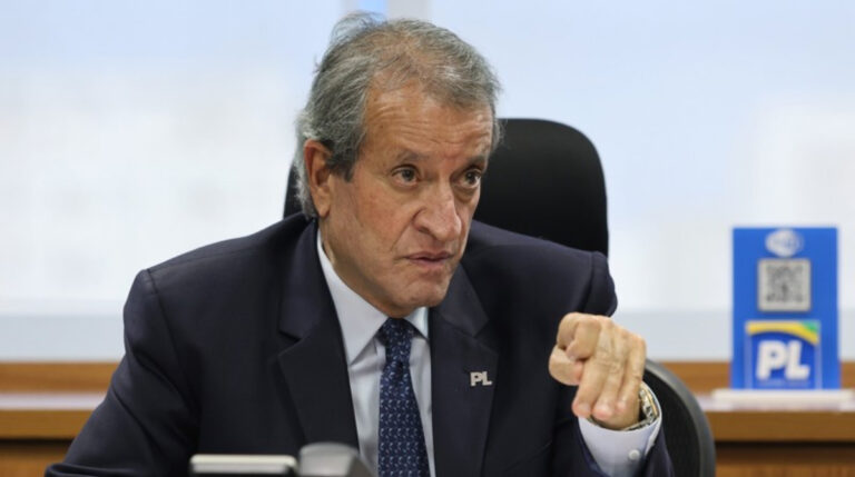 Valdemar reúne parlamentares do PL após relatos de saída de Flávio Bolsonaro do Brasil