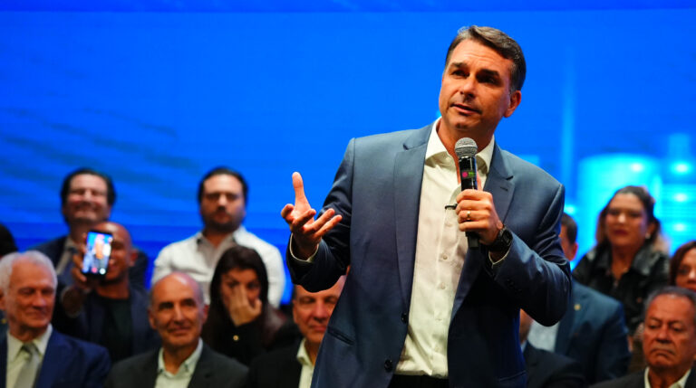 Governo Trump concederá visto a Flávio Bolsonaro e permitirá entrada nos EUA