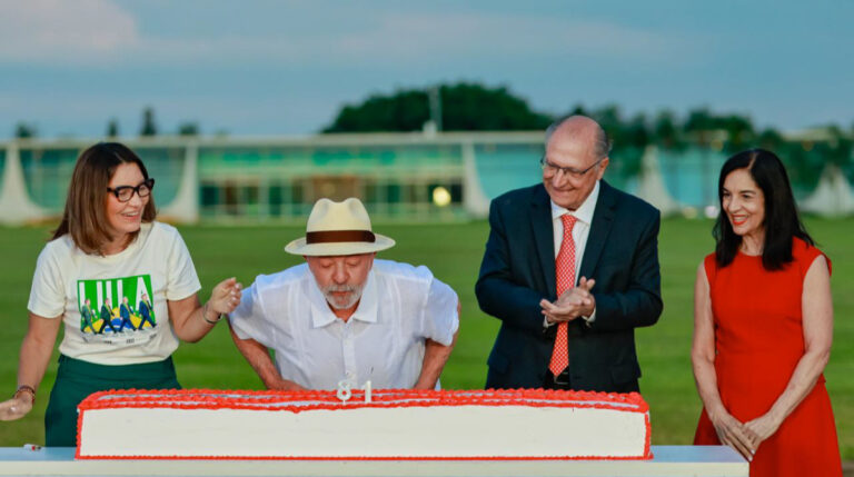 Completando 81 anos, Lula agradece vitória e diz querer transformar Brasil em país desenvolvido