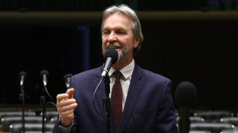 PT anuncia apoio à reeleição de Hugo Motta e articula bloco com o centro na Câmara
