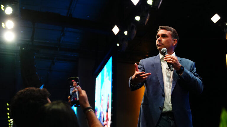 Flávio Bolsonaro se declara presidente eleito, denuncia fraude e promete liderar oposição dos EUA