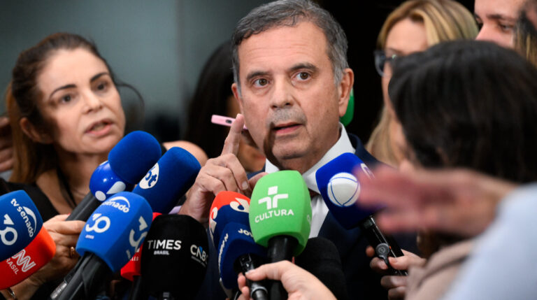‘É o que ele pode fazer’, Roberto Marinho defende oposição de Flávio Bolsonaro dos EUA