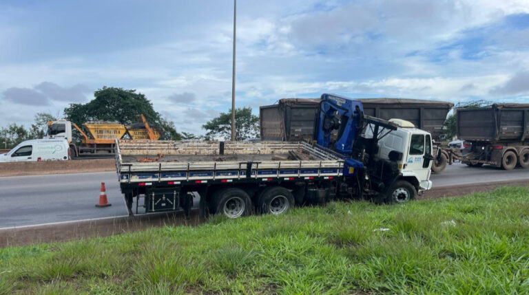 carreta bate carro