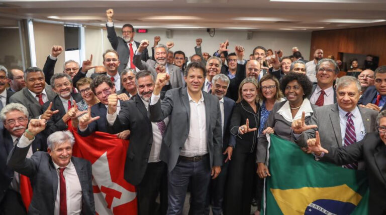 PT propõe até 6 anos de prisão por discriminação política após denúncias de assédio