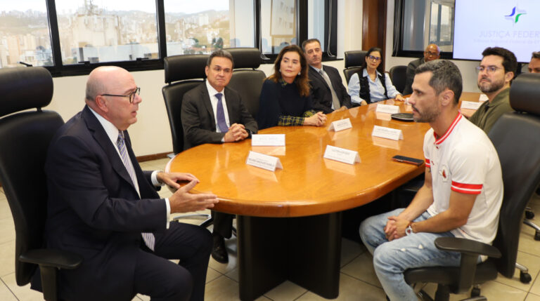 Cleitinho discute Rodoanel e cooperação entre poderes em reunião no TRF6
