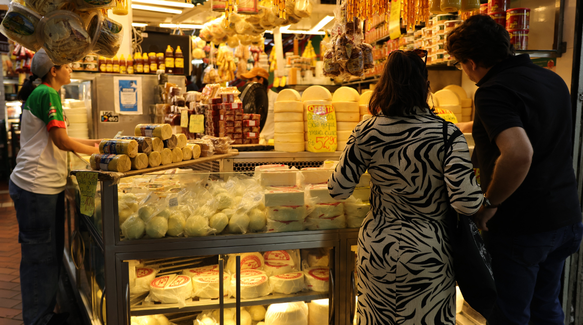 clientes em loja de queijos no mercado central