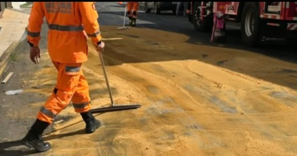 bombeiros jogando serragem em rua